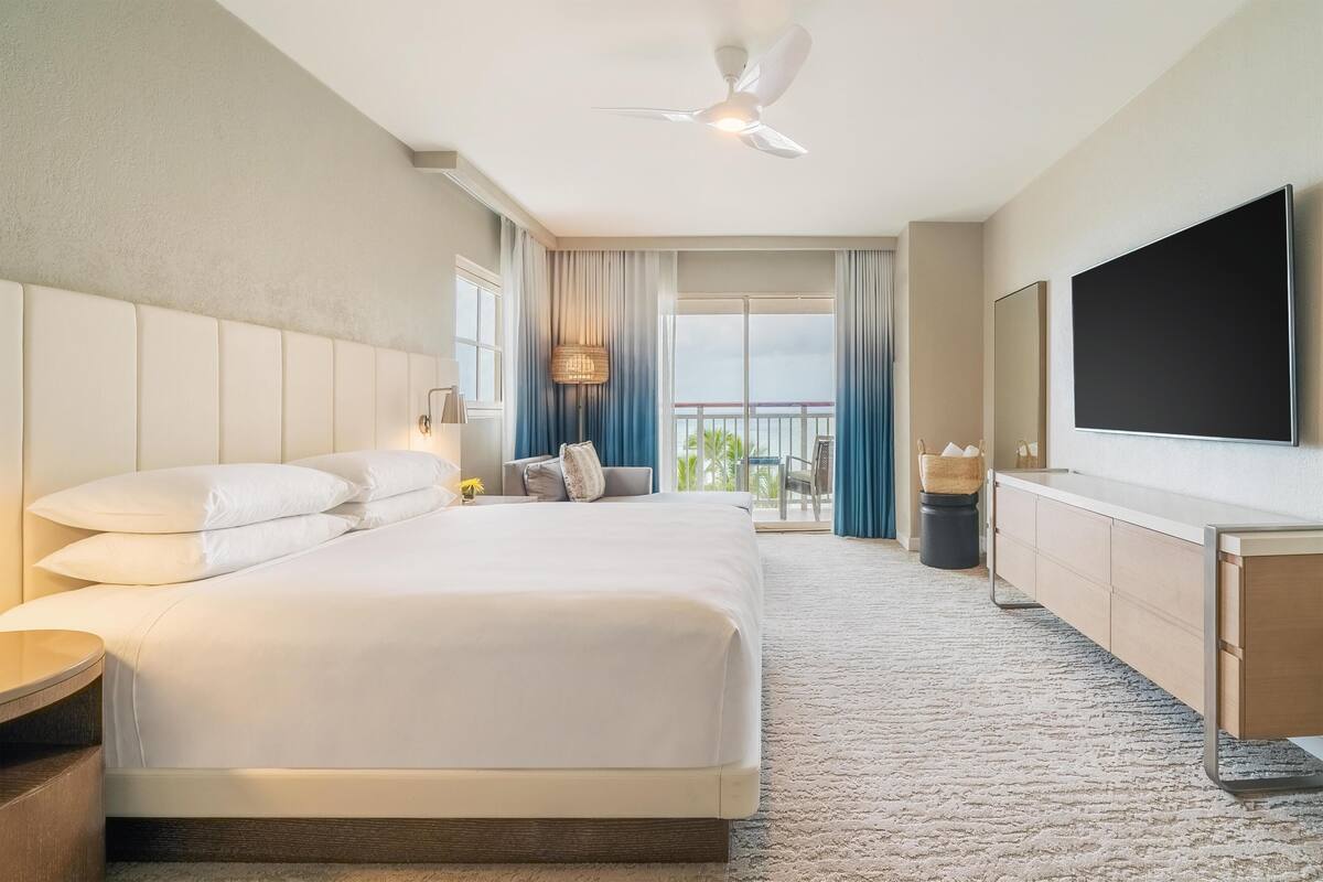 ห้องพัก, เตียงคิงไซส์ 1 เตียง, ระเบียง (Partial Ocean Front) | เครื่องนอนระดับพรีเมียม, ผ้านวมขนเป็ด, เตียงพร้อมฟูกเสริมที่นอน