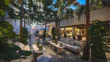 4 restaurantes, se sirven desayunos, comidas, cenas y mariscos