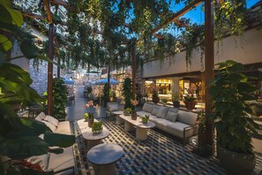 4 restaurants, breakfast, lunch, dinner served; seafood