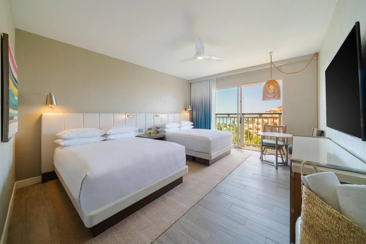 ห้องพัก, เตียงควีนไซส์ 2 เตียง (Resort and Ocean View) | เครื่องนอนระดับพรีเมียม, ผ้านวมขนเป็ด, เตียงพร้อมฟูกเสริมที่นอน