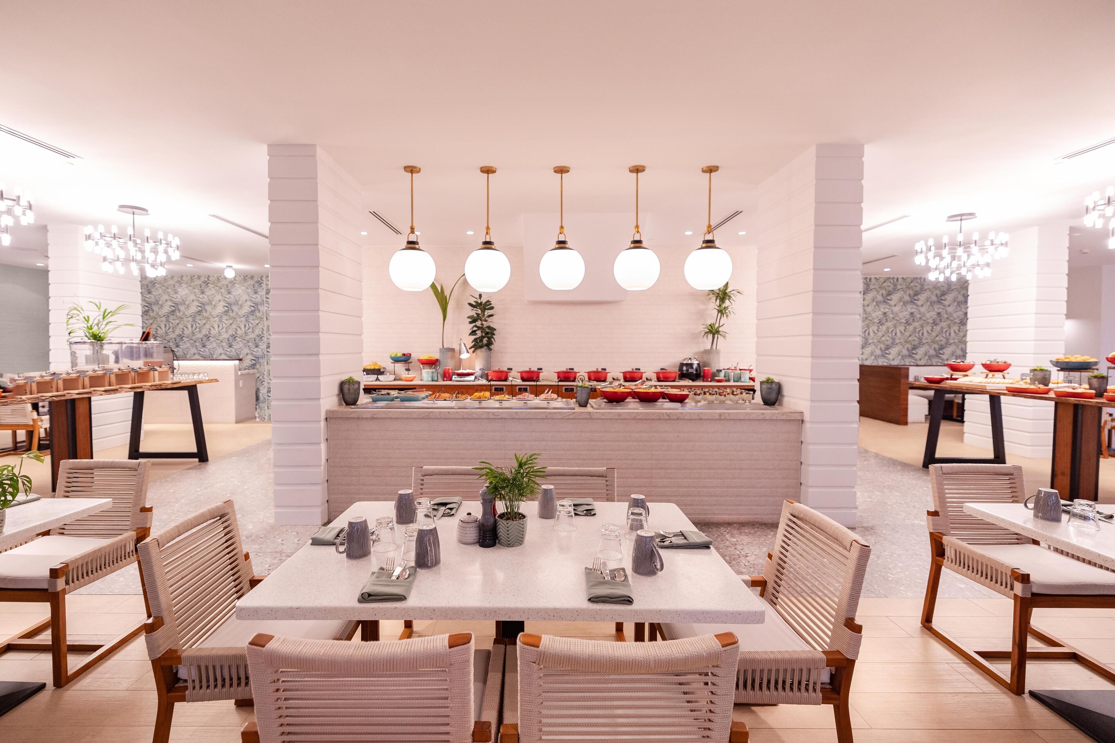 每日供应自助式早餐（每人 USD 28）