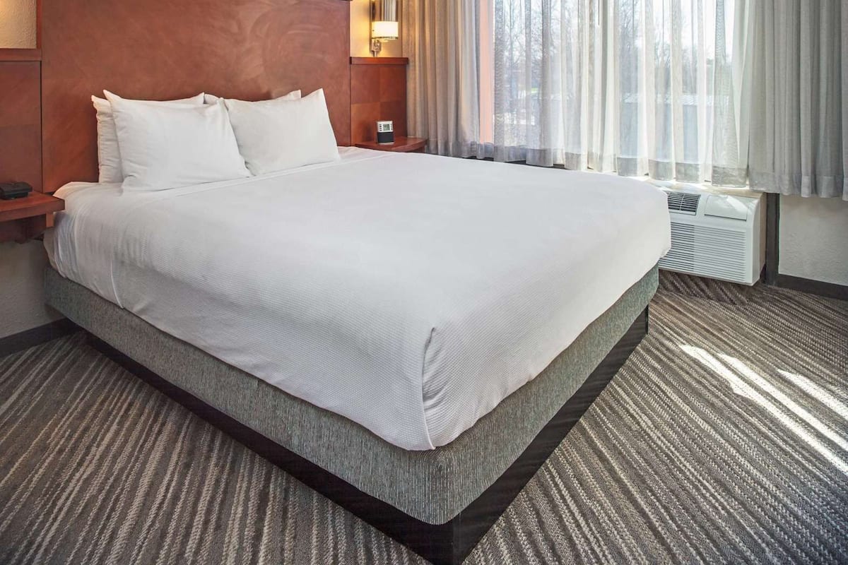 Premium bedding, in-room safe, desk, laptop workspace