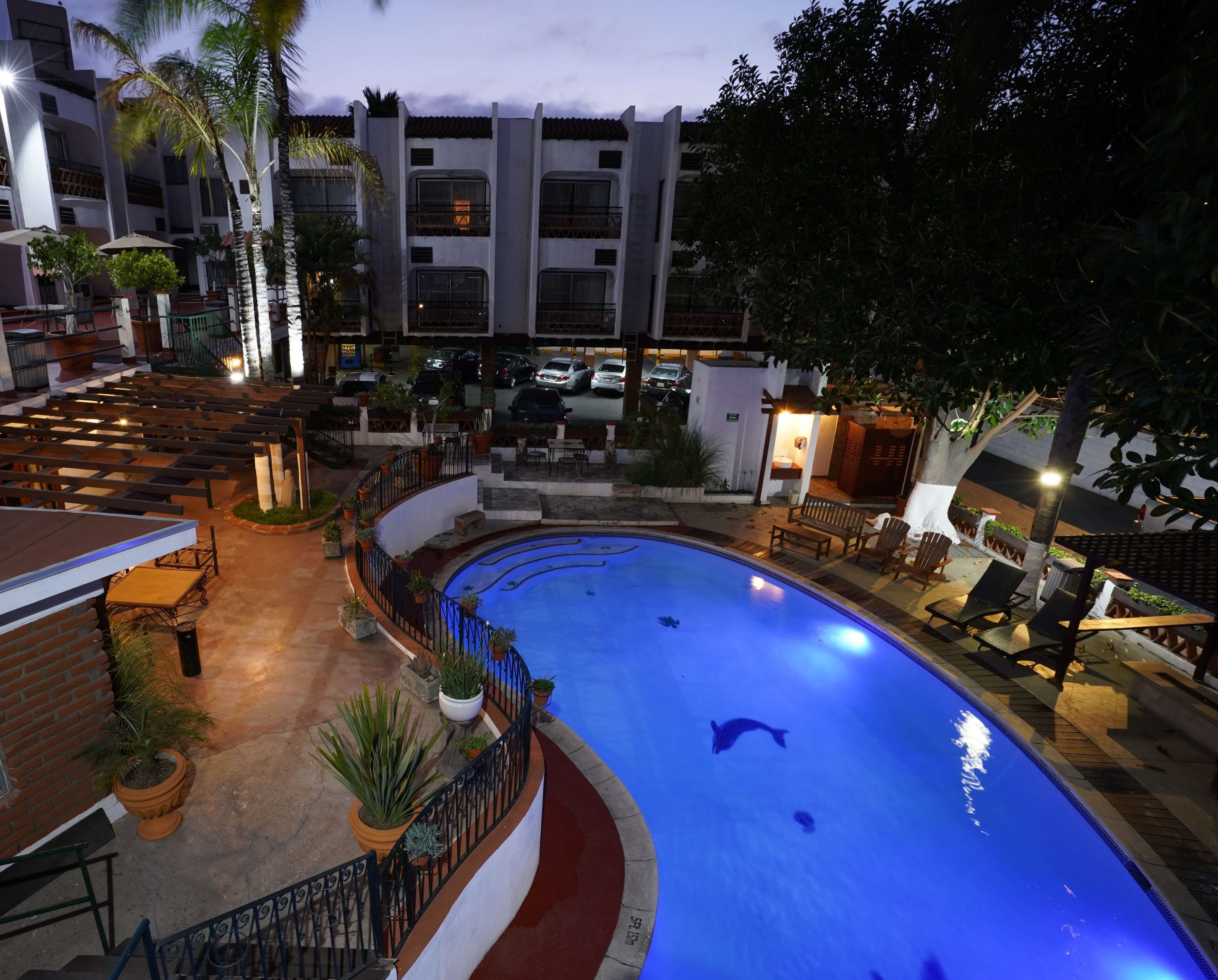 สระว่ายน้ำกลางแจ้ง