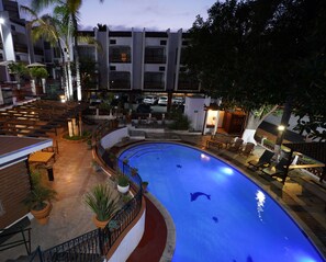 Una piscina al aire libre