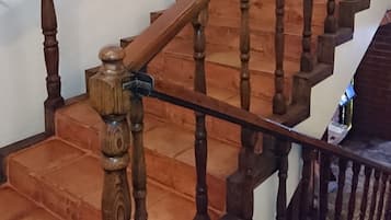 Una escalera de madera con barandilla y balaustrada.
