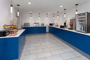 Café da manhã para viagem grátis todos os dias