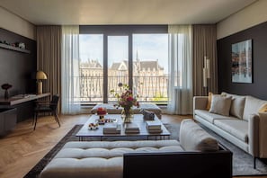 Svit Royal (Royal, Dam View) | Minibar, värdeförvaringsskåp på rummet, skrivbord och ljudisolering