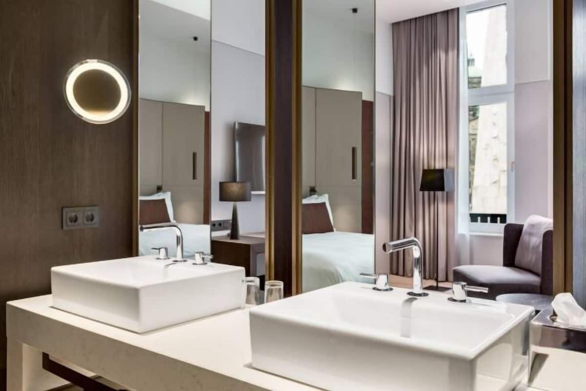 Minibar, két bảo mật tại phòng, bàn, phòng cách âm