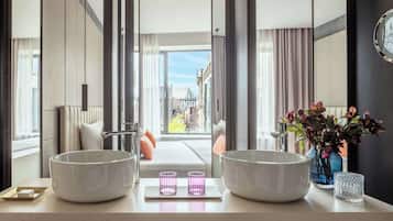 Phòng Premium (Dam View) | 1 phòng ngủ, minibar, két bảo mật tại phòng, bàn