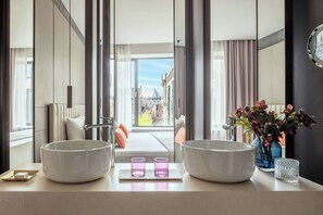 Chambre Prestige (Dam View) | Salle de bain | Articles de toilette écologiques, séchoir à cheveux, peignoirs
