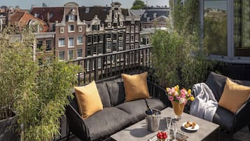 Presidentiële suite (Rooftop Terrace) | Een minibar, een kluis op de kamer, een bureau, geluiddichte muren