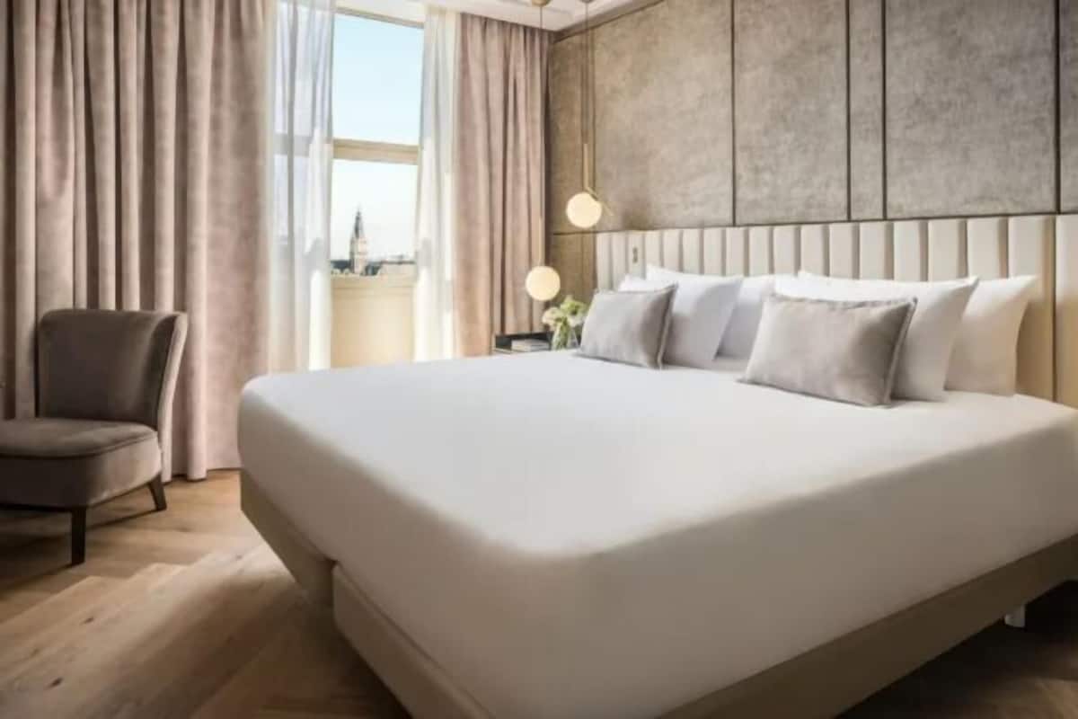 Minibar, värdeförvaringsskåp på rummet, skrivbord och ljudisolering