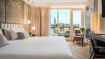 Minibar, safe på rommet, skrivebord og lydisolert