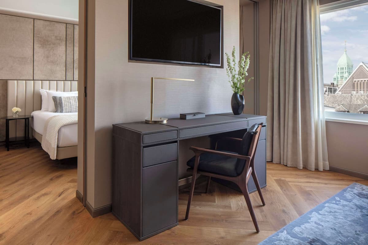 Suite junior | Minibar, caja de seguridad en la habitación y escritorio