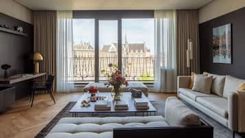 Royal Dam View Suite | Minibar, in-room safe, desk, soundproofing