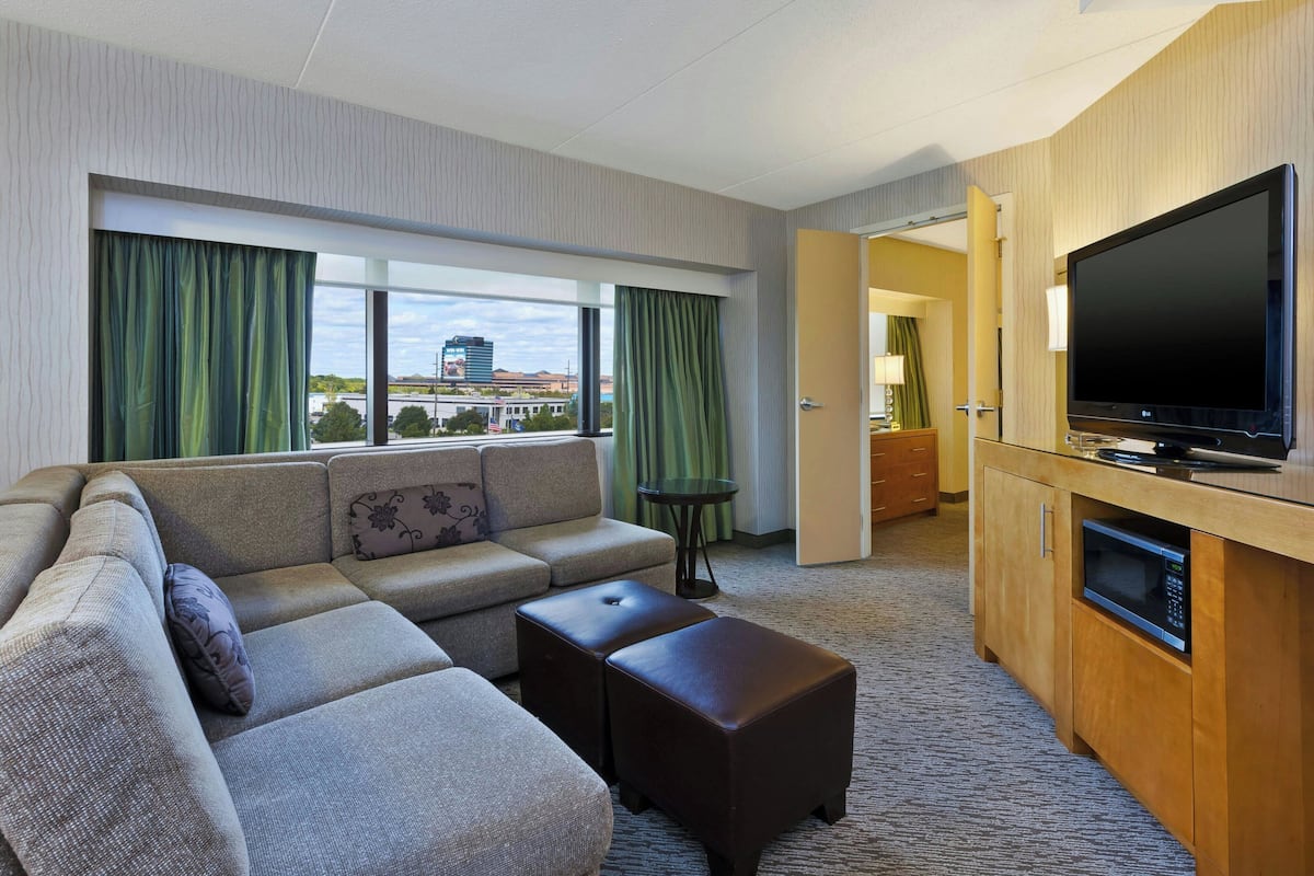 Suite, 1 Bedroom, Corner | Living room | 32-inch LCD TV with cable channels, TV, pay movies