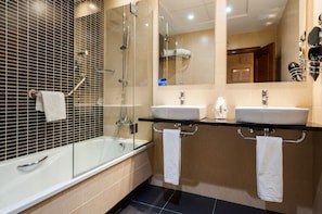 Combined shower/tub, free toiletries, hair dryer, bidet