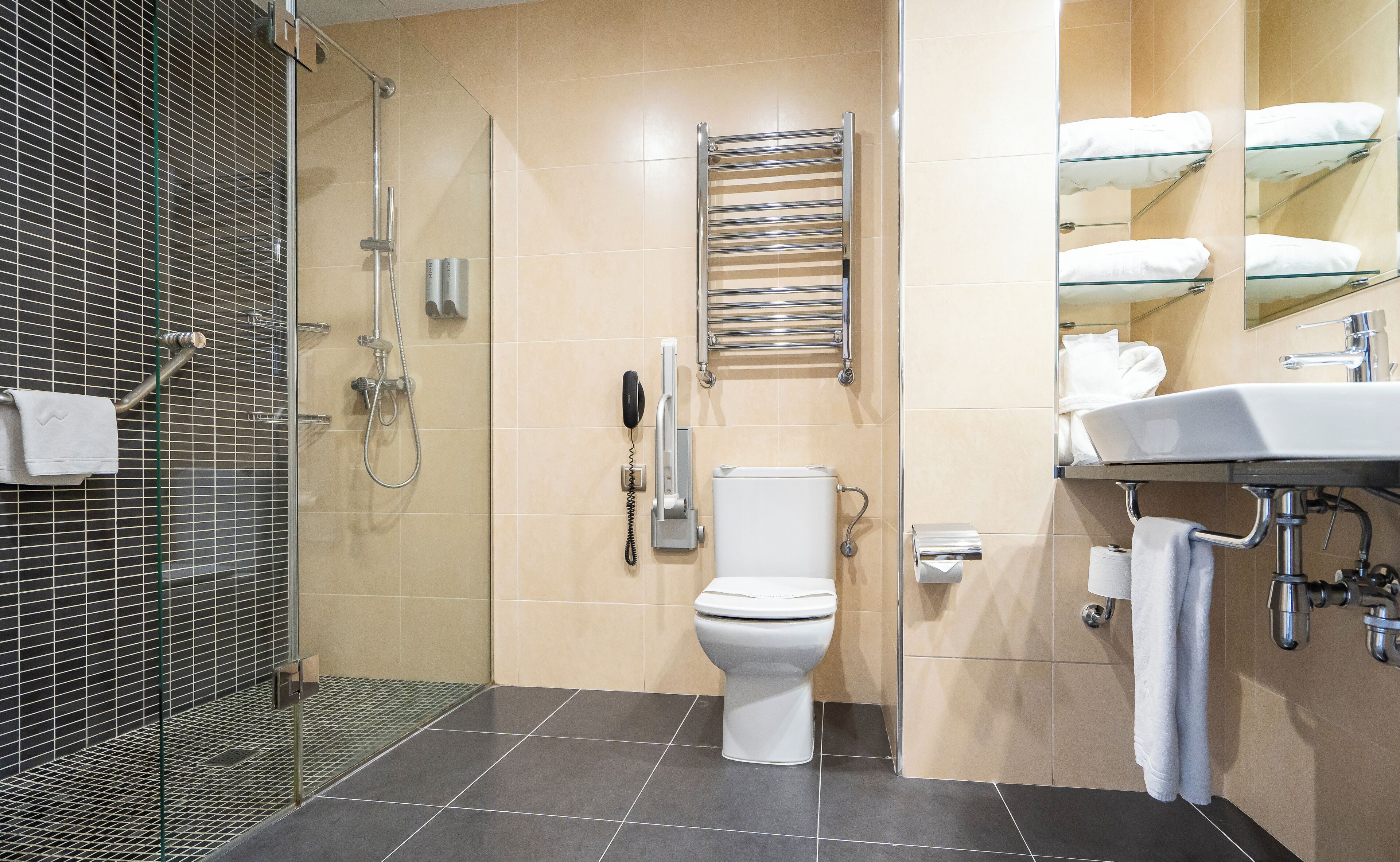 superior double room | bathroom | combined shower/bathtub, free toiletries, hair dryer, bidet