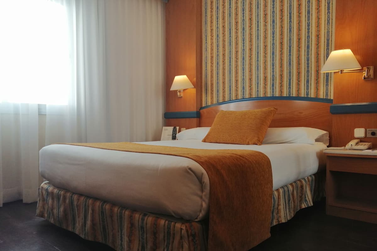 Hypo-allergenic bedding, minibar, in-room safe, desk