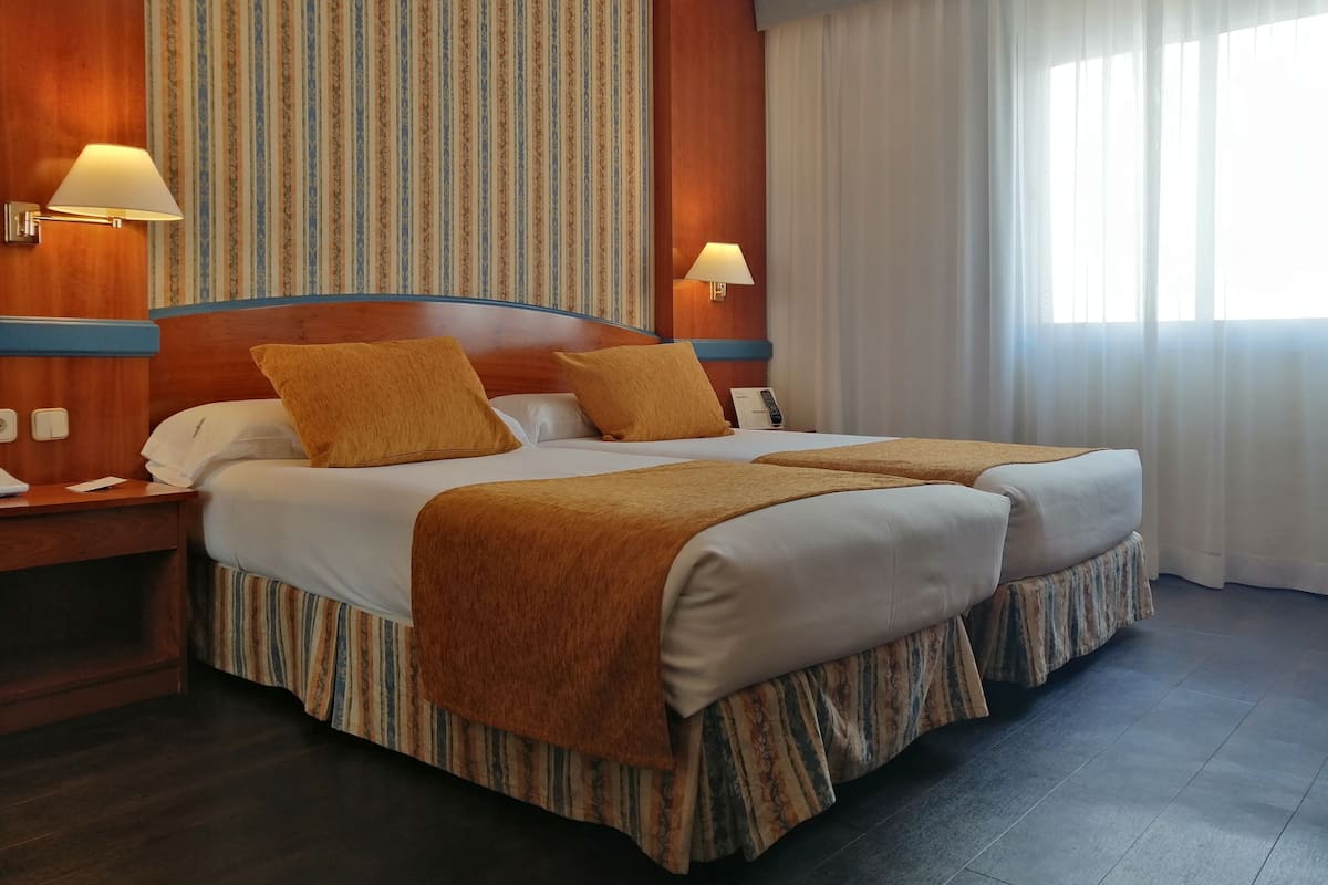 Standard Twin Room | Hypo-allergenic bedding, minibar, in-room safe, desk
