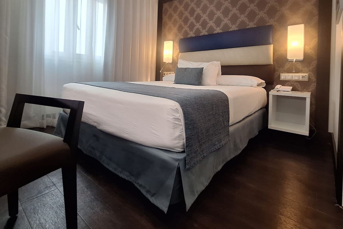Bộ đồ giường kháng dị ứng, minibar, két bảo mật tại phòng, bàn 