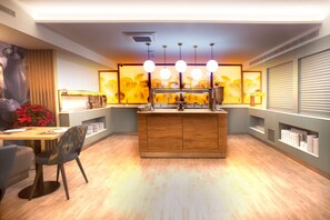 Desayuno buffet diario (EUR 13.95 por persona)
