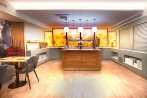Tägliches Frühstücksbuffet (13.95 EUR pro Person)