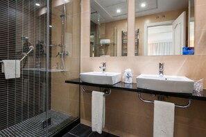 Free toiletries, hair dryer, towels, soap - Hotel Gran Versalles (Madrid)