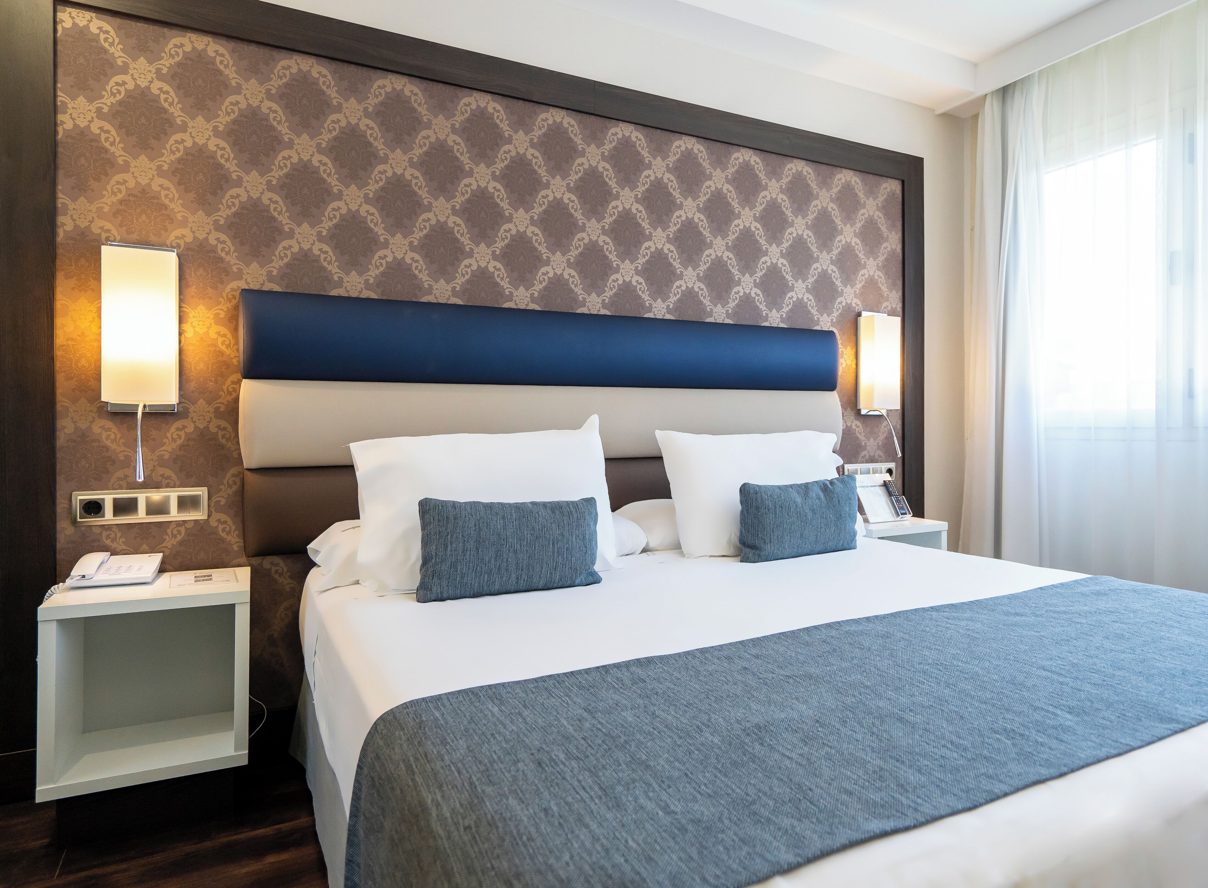 deluxe room | hypo-allergenic bedding, minibar, in-room safe, desk