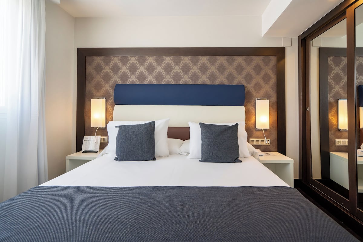 Deluxe Room | Hypo-allergenic bedding, minibar, in-room safe, desk