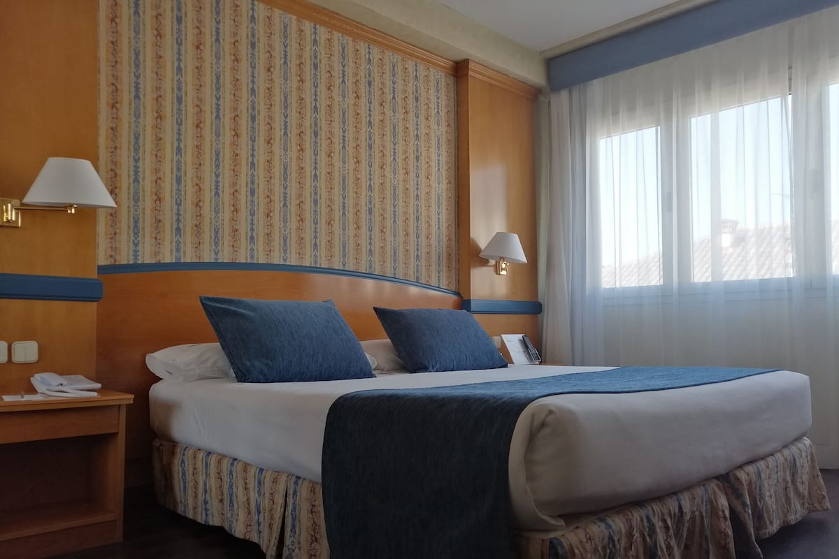 Hypo-allergenic bedding, minibar, in-room safe, desk
