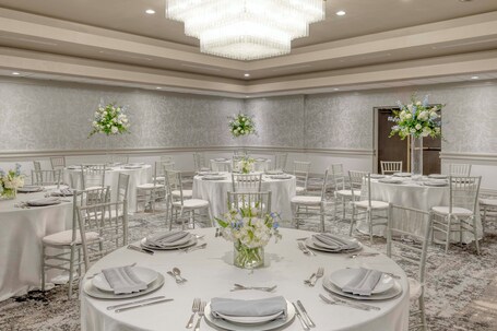 Crowne Plaza Indianapolis Airport - Image 12