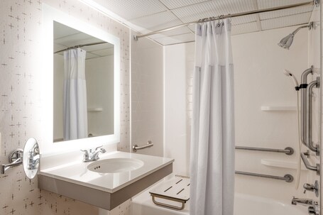 Crowne Plaza Indianapolis Airport - Image 15
