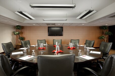 Crowne Plaza Indianapolis Airport - Image 37