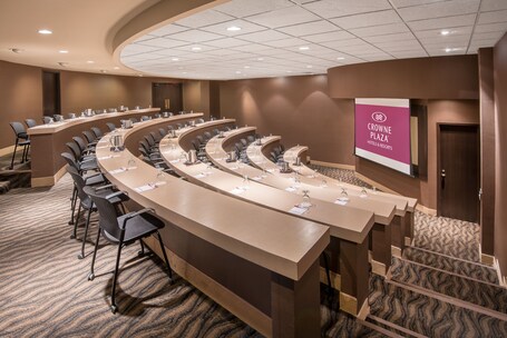Crowne Plaza Indianapolis Airport - Image 29