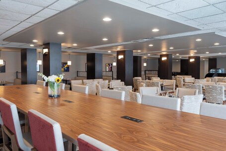 Crowne Plaza Indianapolis Airport - Image 14