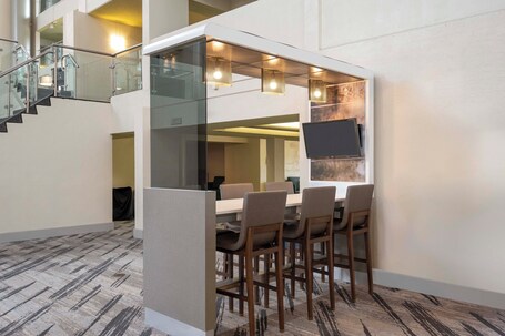 Crowne Plaza Indianapolis Airport - Image 9