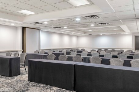 Crowne Plaza Indianapolis Airport - Image 40