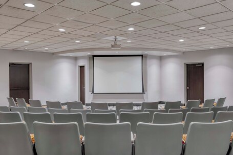 Crowne Plaza Indianapolis Airport - Image 45