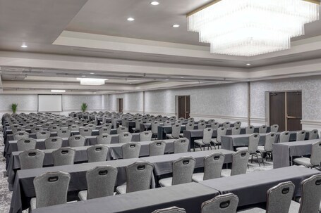 Crowne Plaza Indianapolis Airport - Image 44