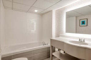Suíte, 2 quartos, banheira adaptada (Communication, Accessible Tub) | Banheiro | Chuveiro/banheira combinados, produtos de toalete grátis