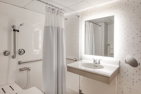Crowne Plaza Indianapolis Airport - Image 60