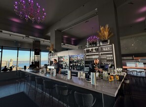 2 bars/lounges, bar met dakterras, lobbylounge