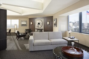 Phòng Suite, 1 phòng ngủ (with Parlor) | Bộ đồ giường kháng dị ứng, két bảo mật tại phòng, bàn 