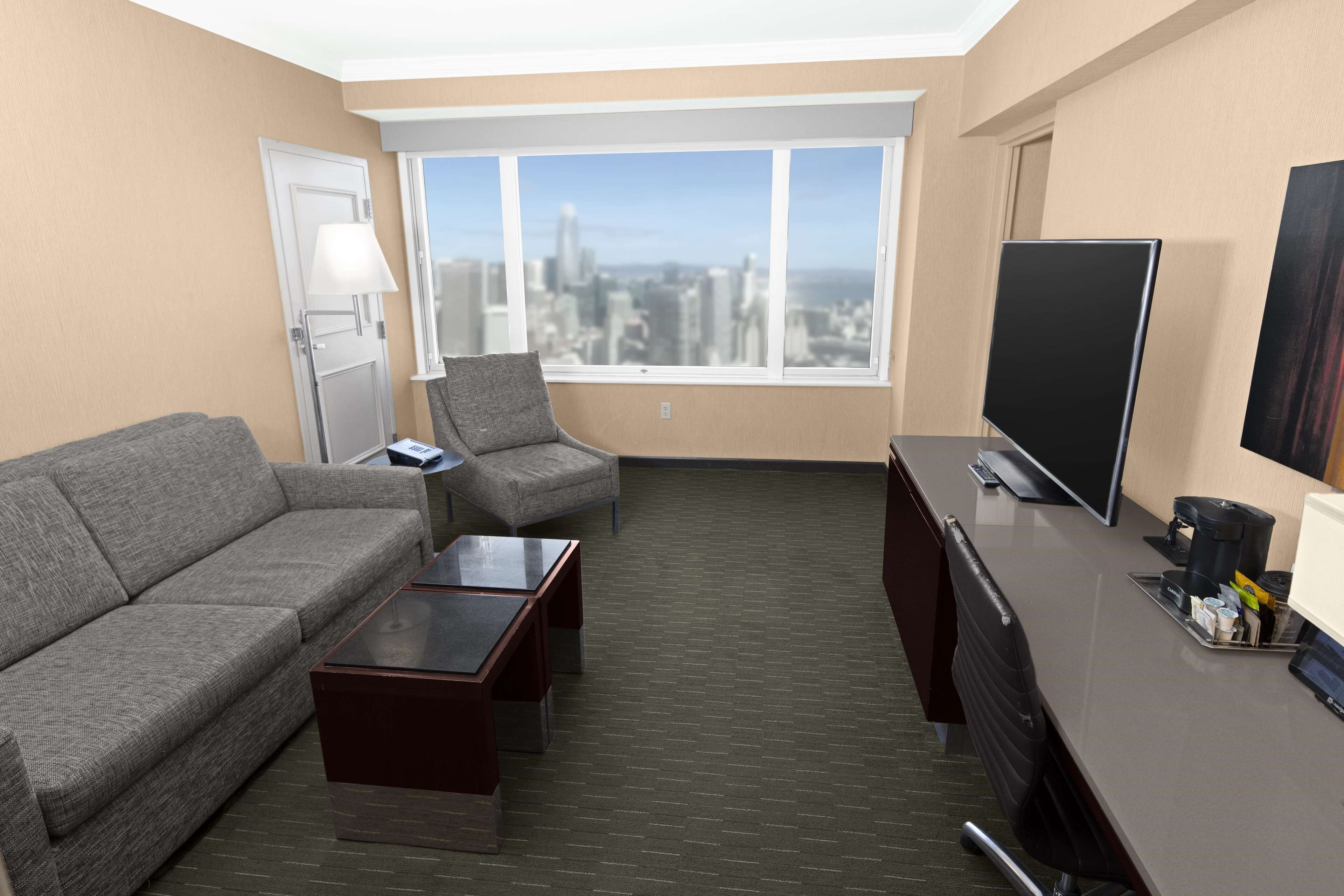 Corner 1 Bedroom Suite 2 Beds Tower 1 | Living area