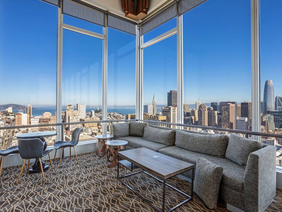 2 bars/lounges, rooftop bar, lobby lounge