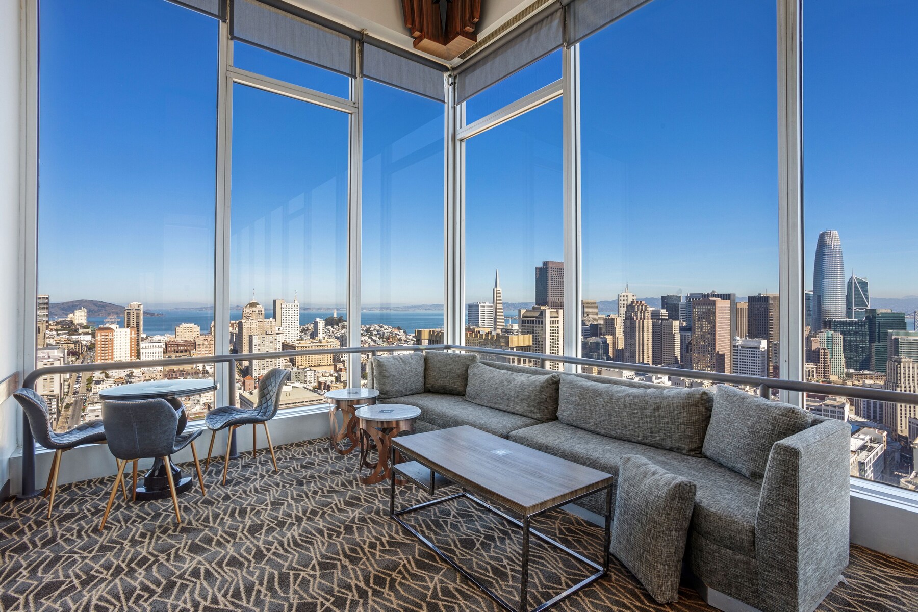 2 bars/lounges, rooftop bar, lobby lounge