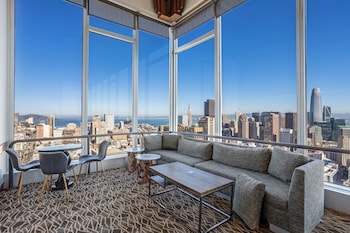 2 bars/lounges, rooftop bar, lobby lounge at Hilton San Francisco Union Square