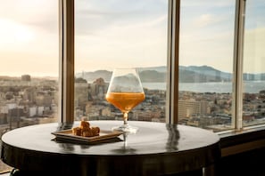 2 bares/lounges, bar na cobertura, saguão/lounge
