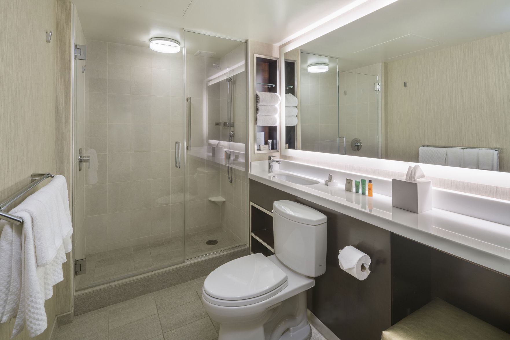 Salle de bain | Ensemble douche/baignoire, articles de toilette de luxe, sèche-cheveux